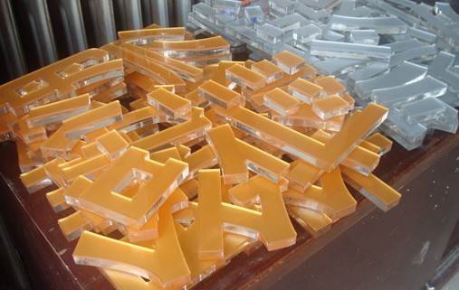 嘉興廣告公司彩色亞克力水晶字制作現場